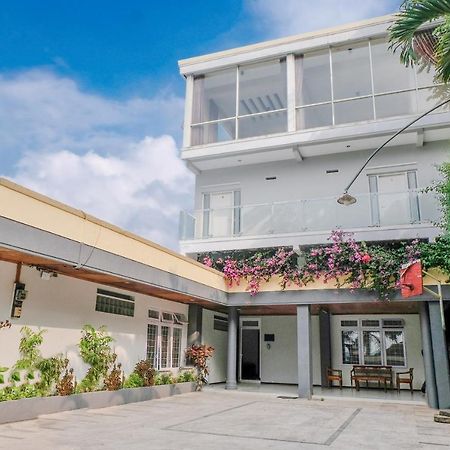 Oyo 803 Toetie Hotel Бату Екстер'єр фото
