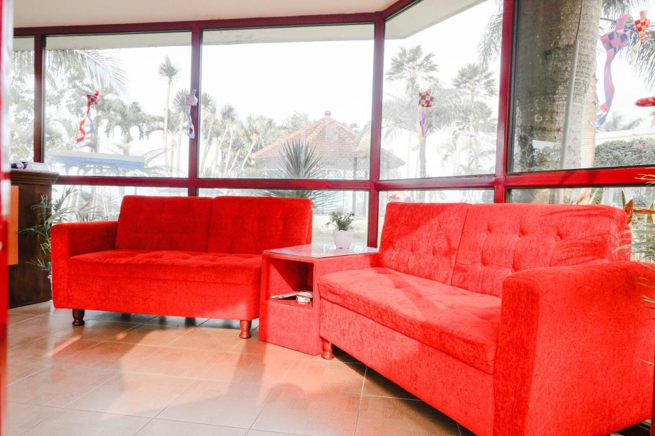 Oyo 803 Toetie Hotel Бату Екстер'єр фото