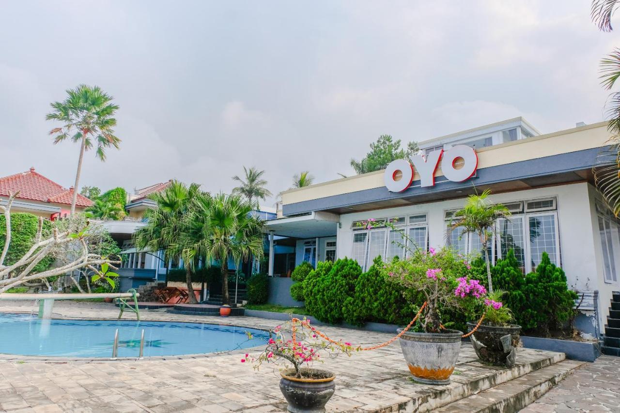 Oyo 803 Toetie Hotel Бату Екстер'єр фото