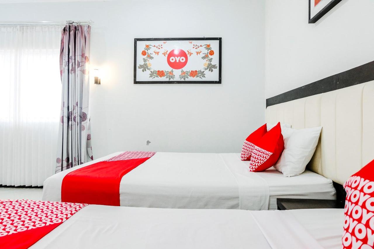 Oyo 803 Toetie Hotel Бату Екстер'єр фото