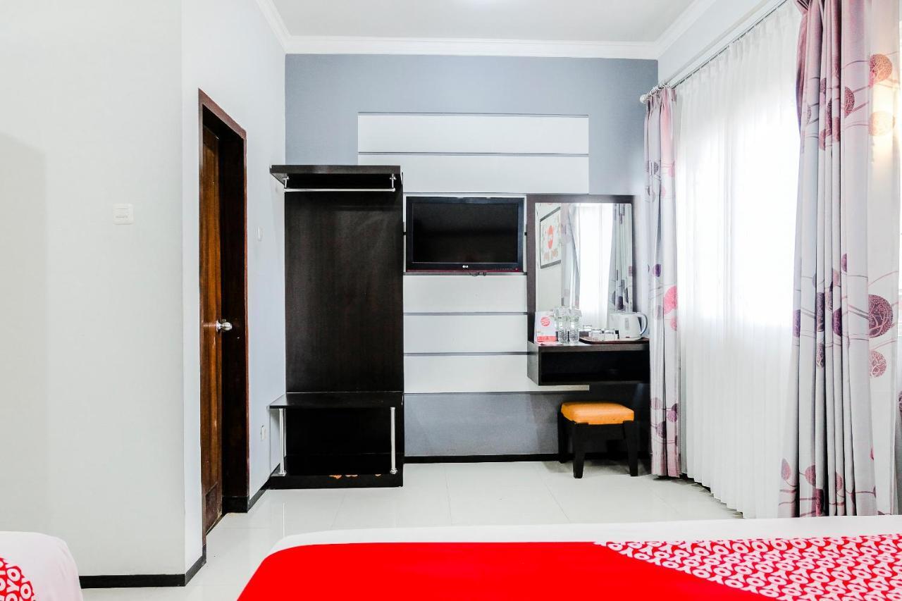 Oyo 803 Toetie Hotel Бату Екстер'єр фото